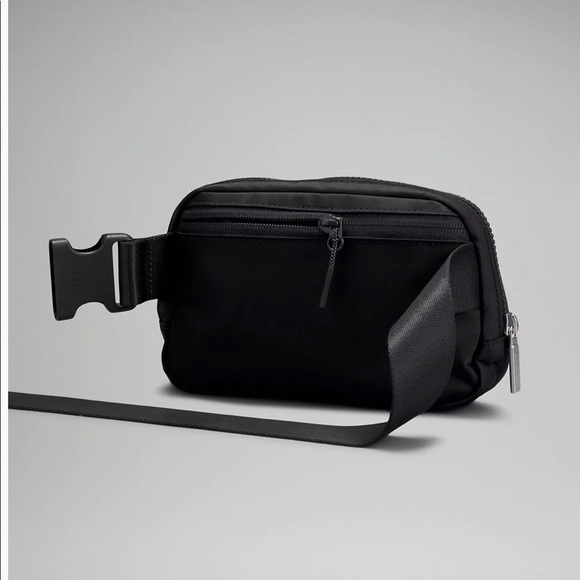 š¦š„Lululemon Everywhere Belt Bag in BLACK - NWT - Picture 2 of 5